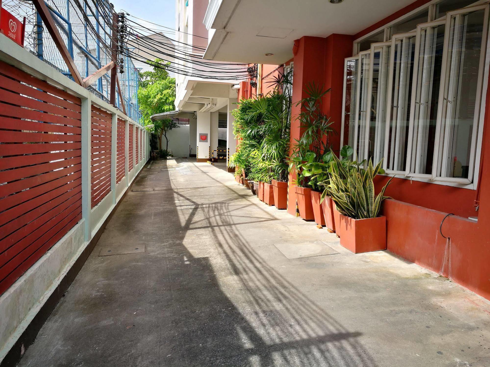 J Residence Ban Khlong Samrong Exterior photo